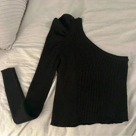 Chic Black One-Shoulder Sweater - Picture 1 of 3